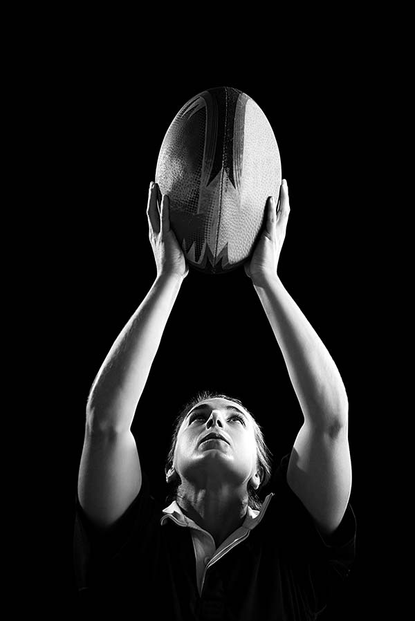 athlète féminine avec un ballon de rugby